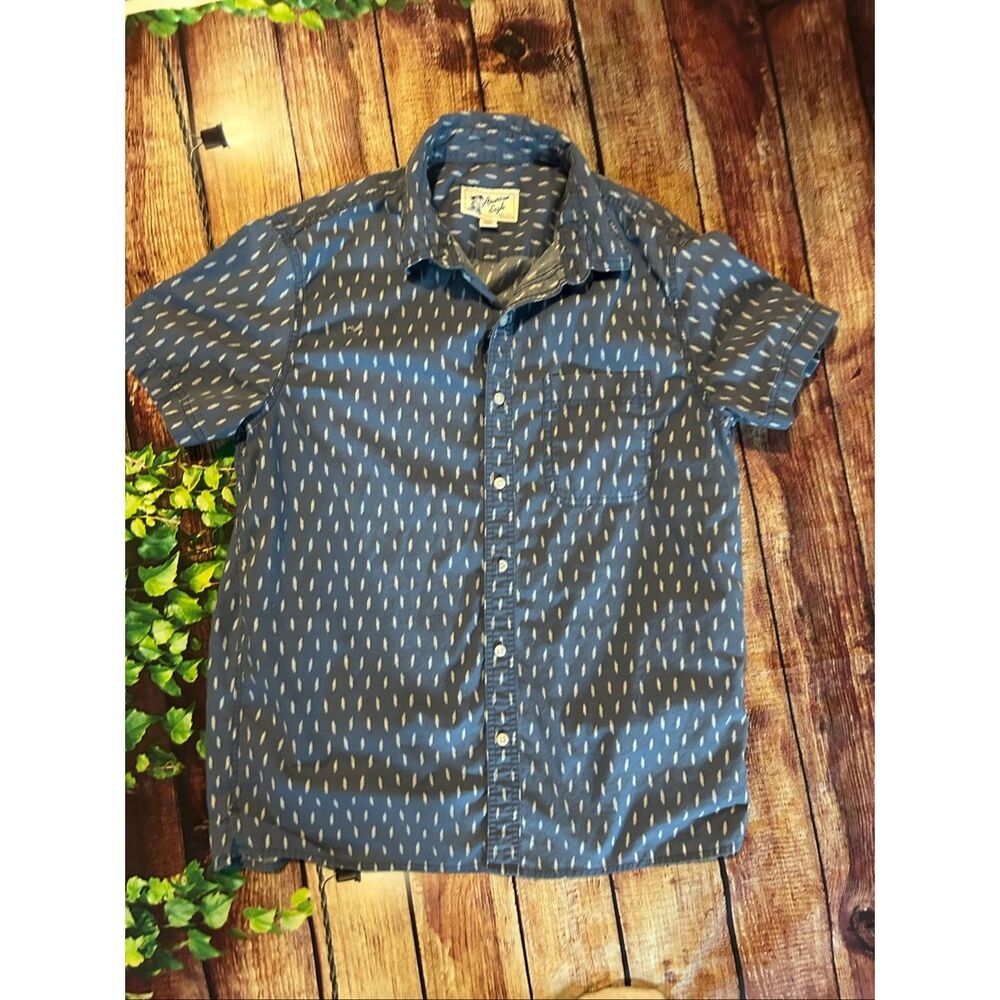 Men’s Short Sleeve Button Down Shirt Size Medium